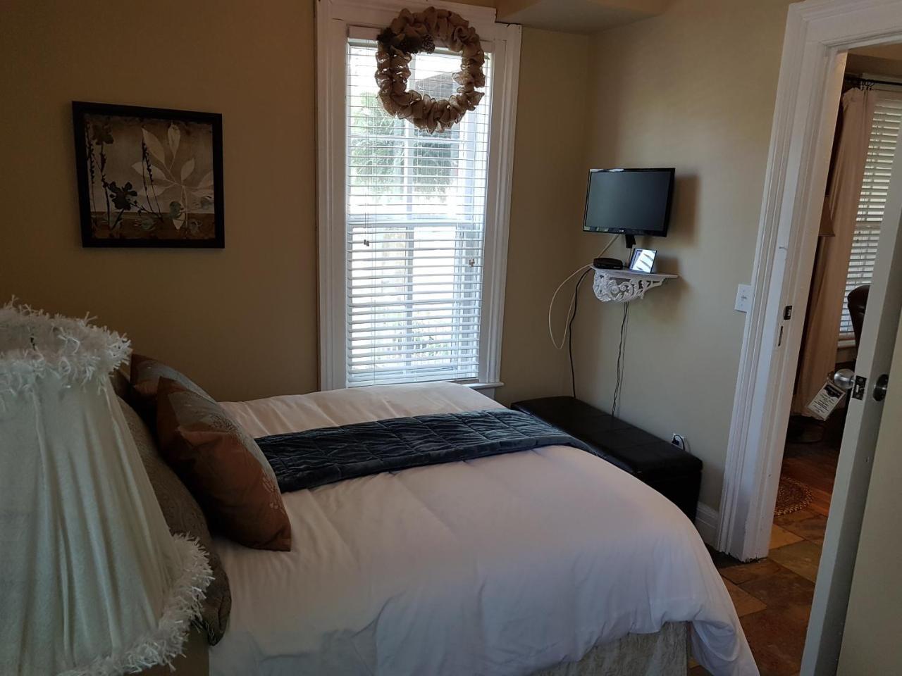Hellemsfield Inn & Bed And Breakfast Kingsville Εξωτερικό φωτογραφία